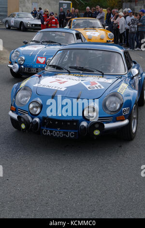 MARCHAMPT, Frankreich, 20. April 2016: Tour Auto Rallye. Die Tour de France Automobile wurde 1992 wiederbelebt für historische Fahrzeuge sowohl mit einem Wettbewerb und einem Stockfoto