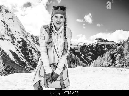 Winter auf höherer Ebene Spaß. Portrait von lächelnden stilvolle Frau gegen Bergwelt in Südtirol, Italien Stockfoto