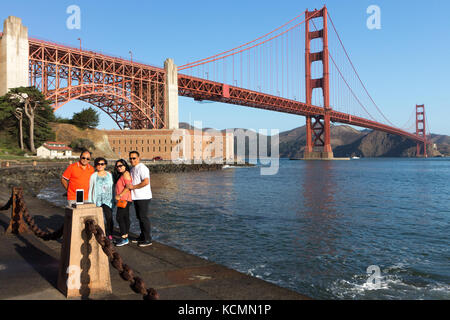 San Francisco, Kalifornien, USA - 15. September 2017: eine asiatische Gruppe von Touristen nehmen eine selfie mit einem mobilen im Golden Gate. Stockfoto