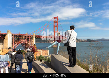 San Francisco, Kalifornien, USA - 15. September 2017: ein asiatischer Mann ist ein Foto einer Frau an der Golden Gate National Recreation Area. Stockfoto