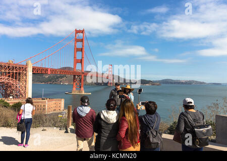 San Francisco, Kalifornien, USA - 15. September 2017: asiatische Touristen Fotos von ein Paar an der Golden Gate National Recreation Area. Stockfoto