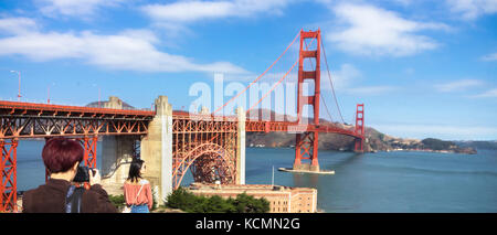 San Francisco, Kalifornien, USA – 15. September 2017: Ein asiate fotografiert eine asiatin in der Golden Gate National Recreation Area. Stockfoto