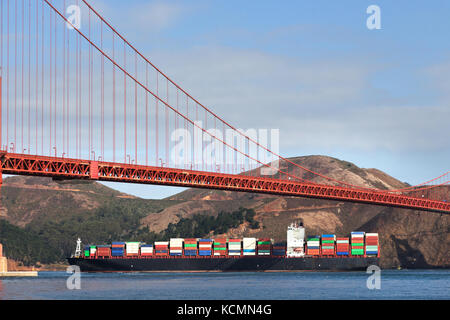 Blick auf einem Containerschiff vorbei unter der Golden Gate Bridge, San Francisco. Stockfoto