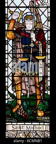 Saint Michael Glasmalerei, der St. Wilfrid's Church, North Muskham, Nottinghamshire, England, Großbritannien Stockfoto