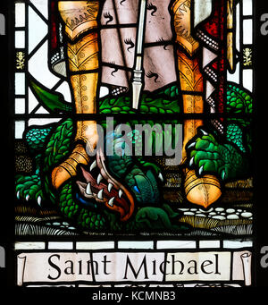 Saint Michael Glasmalerei detail, der St. Wilfrid's Church, North Muskham, Nottinghamshire, England, Großbritannien Stockfoto