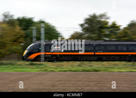 Grand Central Klasse 180 Diesel Zug mit Geschwindigkeit auf der East Coast Main Line, Nottinghamshire, England, Großbritannien Stockfoto