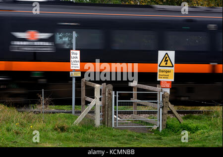 Grand Central Bahnhof an Geschwindigkeit vorbei an einem Fuß Kreuzung auf der East Coast Main Line, Nottinghamshire, England, Großbritannien Stockfoto