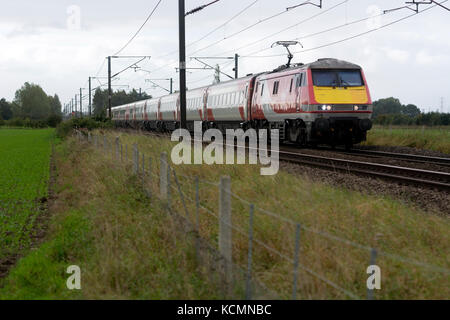 Virgin Trains elektrische Zug auf der East Coast Main Line, Nottinghamshire, England, Großbritannien Stockfoto