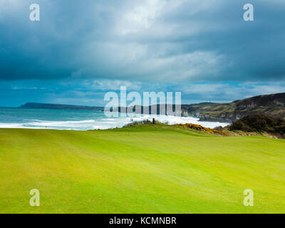 5. grün durch den Atlantischen Ozean im Royal Portrush Golf Club der Schauplatz für die 2019 Open Golf Championship Stockfoto