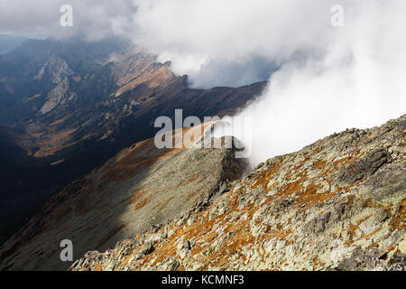 Hohe Tatra mit Regal Wolken, Ansicht von Kasprowy Wierch in Richtung Kopa Kondracka, Polen Stockfoto