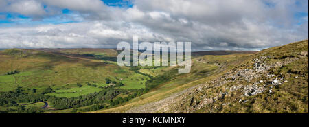 Wunderschöne grüne Landschaft an Arkengarthdale in den Yorkshire Dales, England. Von Fremington edge gesehen. Stockfoto