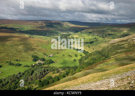 Wunderschöne grüne Landschaft an arkengarthdale in den Yorkshire Dales, England. aus fremington Edge gesehen. Stockfoto