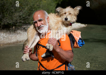 Ein Mann und sein Hund, Guara Naturpark, Huesca, Spanien Stockfoto