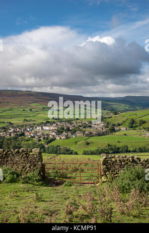 Blick auf das Dorf von reeth vom Abhang unter fremington Rand in North Yorkshire, England. Stockfoto