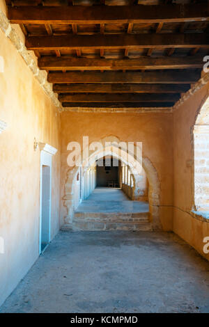 Gang in den Westen mit dem Tor zum Kloster Arkadi, Arkadi, Kreta, Griechenland Stockfoto