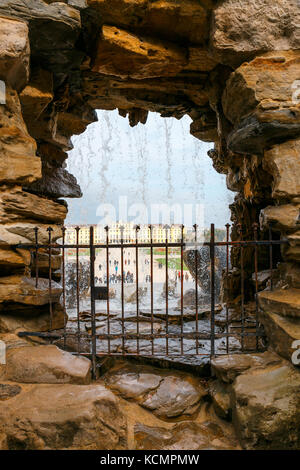 Wien, Österreich, 14. Oktober 2016: Brunnen im Garten im Schloss Schönbrunn in Wien, Österreich Stockfoto