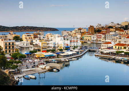 Agios Nikolaos, Kreta, Griechenland - Juni 08, 2017: in Agios Nikolaos im Sommer am Nachmittag. Agios Nikolaos ist eine der wichtigsten touristischen Städte auf Kreta ist Stockfoto