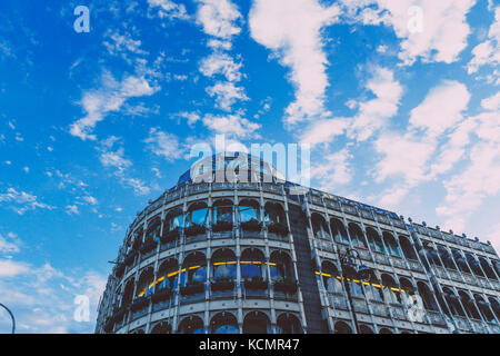 Dublin, Irland - 30. September 2017: Stephen Green Shopping Centre äußere Architektur unter einem wunderschönen blauen Himmel mit Fluffy Clouds Stockfoto