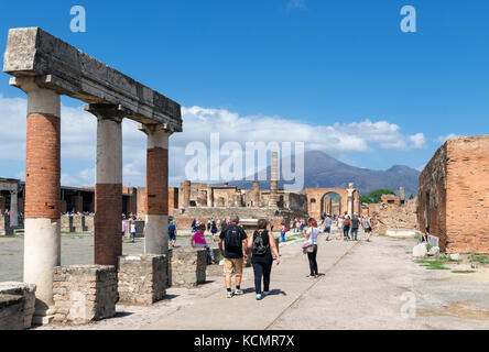 Ruinen des Forum Romanum in Pompeji Blick auf den Vesuv im Hintergrund, Neapel, Kampanien, Italien Stockfoto