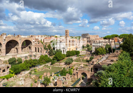 Rom, Forum. Blick vom Palatin über die antiken Ruinen des Forum Romanum (Foro Romano) in Richtung Kolosseum (Kolosseum), Rom, Italien Stockfoto