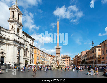 Die Piazza Navona mit Blick auf die Fontana dei Quattro Fiumi, Rom, Italien Stockfoto