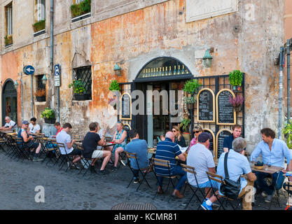 Sidewalk Cafe auf der Piazza Dei Coronari im historischen Zentrum, Rom, Italien Stockfoto
