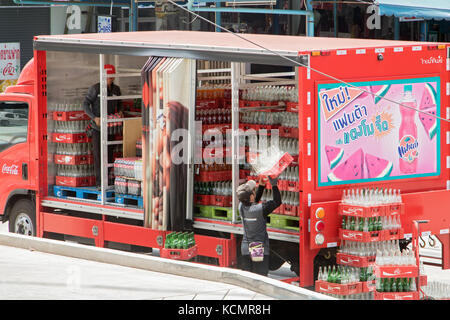 Thailand, Bangkok, 04.Mai 2017, Coca-cola Lkw auf der Straße Stockfoto