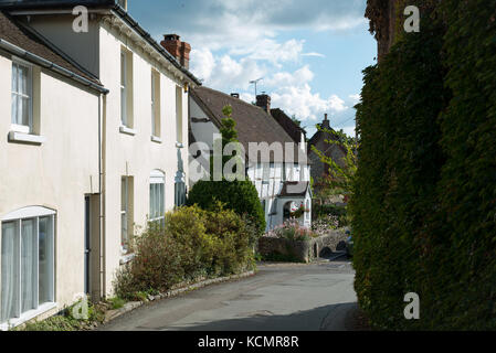 Charmante Häuser und Hütten auf der Church Street im Dorf Amberley in West Sussex, England, UK. Stockfoto