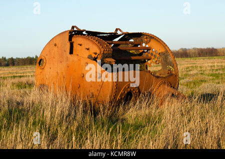 Rostige Schiffe Kessel, in langen Gras auf Barnaby's Sands und burrows Marsh, Lancashire, Großbritannien Stockfoto