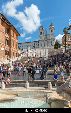 Die Spanische Treppe Blick in Richtung der Trinita dei monti Kirche mit Fontana della Barcaccia im Vordergrund, Piazza di Spagna, Rom, Italien Stockfoto