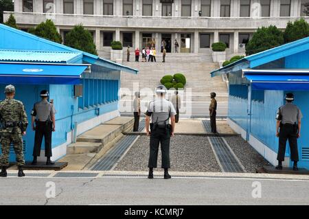 Panmunjom, Südkorea - 26. September 2014: koreanische Soldaten beobachten Grenze zwischen Süd- und Nordkorea in der Joint Security Area (Dmz). Stockfoto