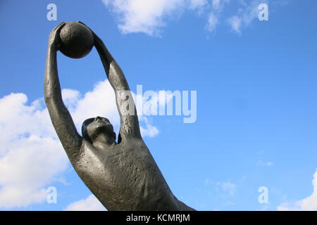 MAGDEBURG, DEUTSCHLAND - 12. September 2017: Der Torwart - Bronzeskulptur des Bildhauers Herbert Burschik. Zum Gedenken an die EM 1974. Stockfoto