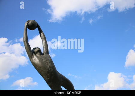 MAGDEBURG, DEUTSCHLAND - 12. September 2017: Der Torwart - Bronzeskulptur des Bildhauers Herbert Burschik. Zum Gedenken an die EM 1974. Stockfoto