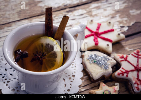 In der Nähe von Kaffee, Gewürzen und Cookies auf Holzbrett Stockfoto