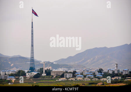 PANMUNJOM, SÜDKOREA - 26. SEPTEMBER 2014: Die Grenze zu Nordkorea, gesehen auf dem Weg zum Joint Security Area (DMZ) am 26. September 2014 Stockfoto