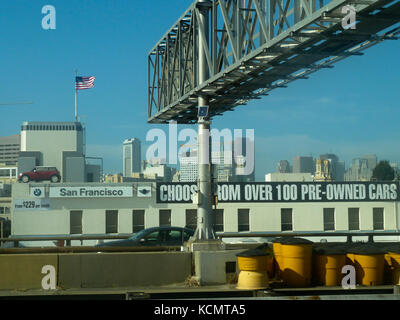 SAN FRANCISCO, USA - 17. APRIL 2014: Ansicht eines Autohändlers für Fahrzeuge von BMW in San Francisco mit amerikanischer Flagge im Hintergrund. Stockfoto