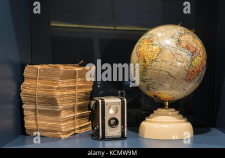 Alte Bücher mit Kamera und der alten Welt Stockfoto