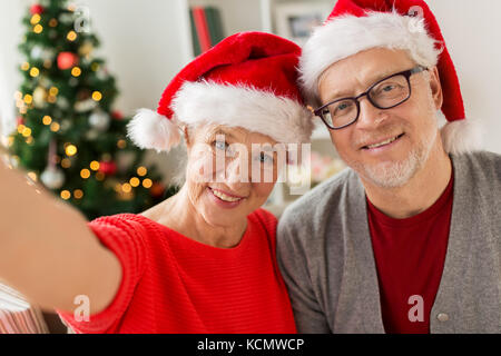 Gerne älteres Paar unter Weihnachten selfie Stockfoto