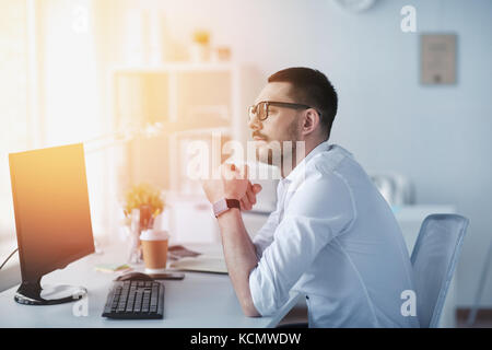 Geschäftsmann in Gläsern sitzen am Computer im Büro Stockfoto