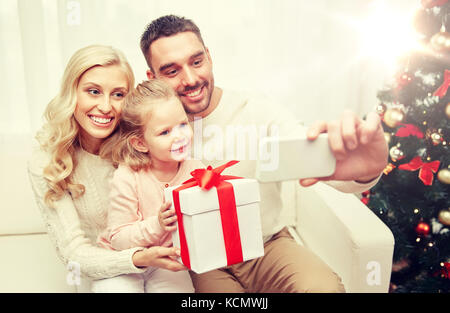 Familie nehmen Selfie mit Smartphone zu Weihnachten Stockfoto