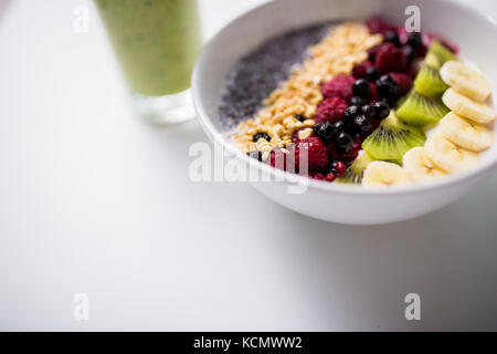 Smoothie und Schüssel mit Joghurt mit Früchten und Samen Stockfoto