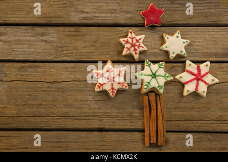 Draufsicht der Weihnachtsbaum mit Stern cookies und Zimtstangen auf hölzernen Tisch Stockfoto