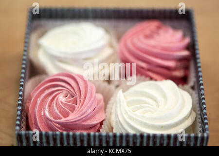 Zephyr oder eibisch Dessert in Geschenkbox Stockfoto