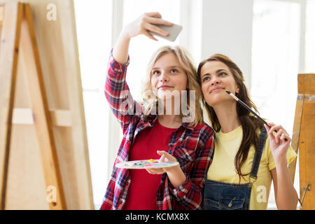 Artist Mädchen unter selfie im Atelier oder in der Schule Stockfoto