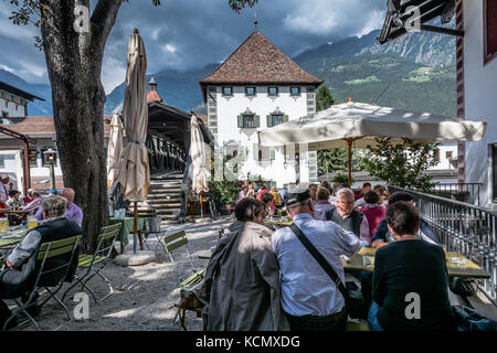 Brauerei Forst, Algund bei Meran, Region Süd Tyrol-Bolzano, Italien, Europa. Forst Bier in Italien. Biergarten. traditionelle Brauhaus Stockfoto