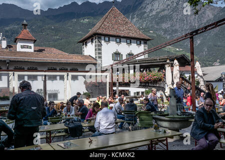 Brauerei Forst, Algund bei Meran, Region Süd Tyrol-Bolzano, Italien, Europa. Forst Bier in Italien. Biergarten. traditionelle Brauhaus Stockfoto