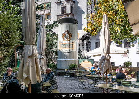 Brauerei Forst, Algund bei Meran, Region Süd Tyrol-Bolzano, Italien, Europa. Forst Bier in Italien. Biergarten. traditionelle Brauhaus Stockfoto