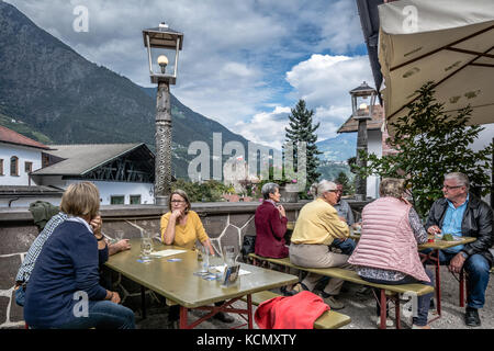 Brauerei Forst, Algund bei Meran, Region Süd Tyrol-Bolzano, Italien, Europa. Forst Bier in Italien. Biergarten. traditionelle Brauhaus Stockfoto