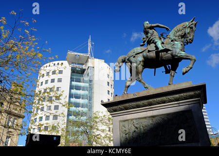 Die berühmte Statue von Edward of Woodstock, alias Edward the Black Prince, auf dem City Square in der Stadt Leeds, West Yorkshire, Großbritannien Stockfoto