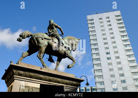 Die berühmte Statue von Edward of Woodstock, alias Edward the Black Prince, auf dem City Square in der Stadt Leeds, West Yorkshire, Großbritannien Stockfoto